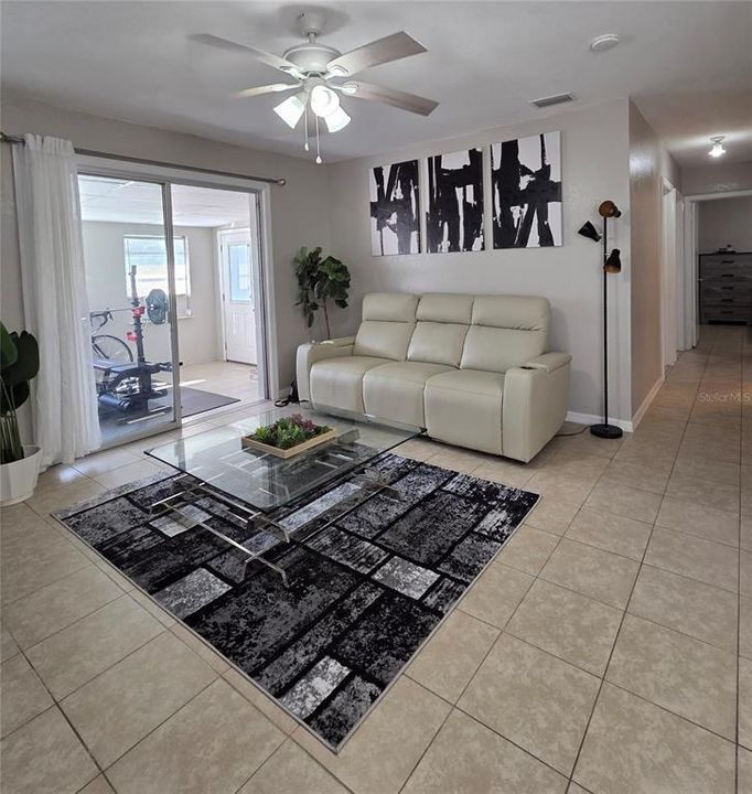 Под контрактом: $168,990 (3 спален, 1 ванн, 994 Квадратных фут)