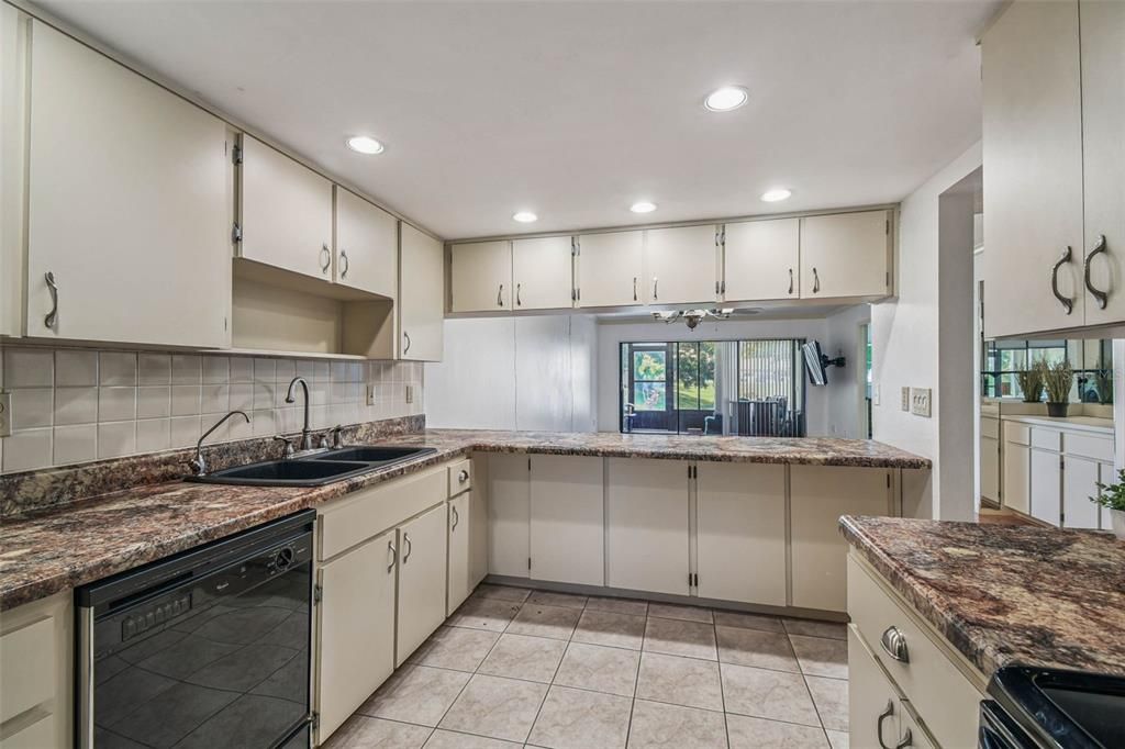 Active With Contract: $140,000 (2 beds, 2 baths, 1174 Square Feet)