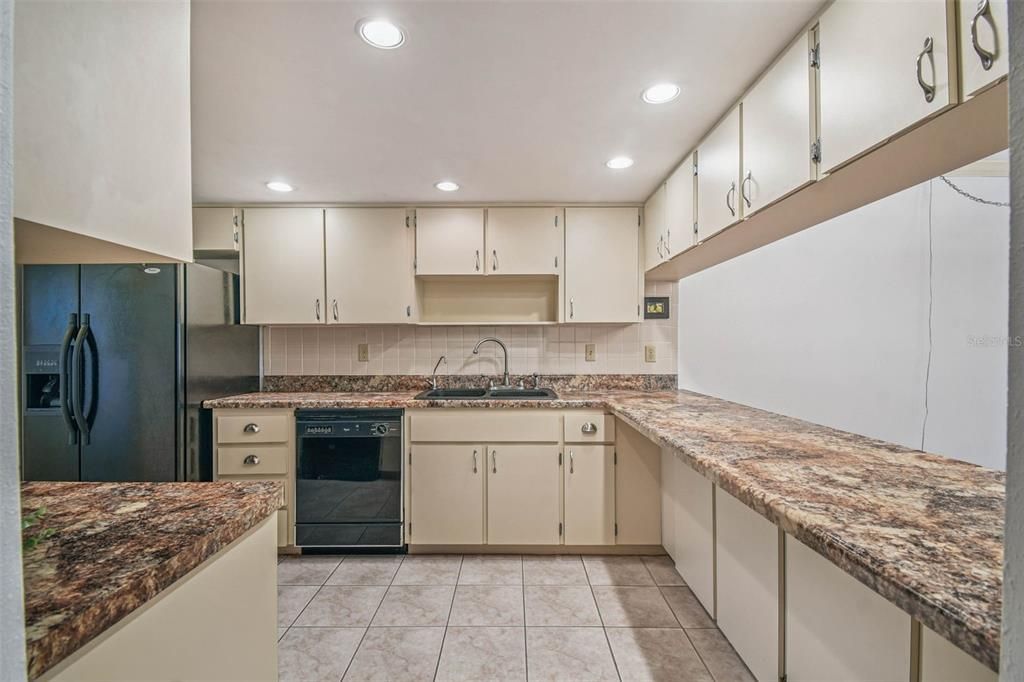 Active With Contract: $140,000 (2 beds, 2 baths, 1174 Square Feet)