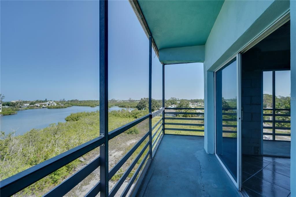 Active With Contract: $98,000 (0 beds, 0 baths, 921 Square Feet)