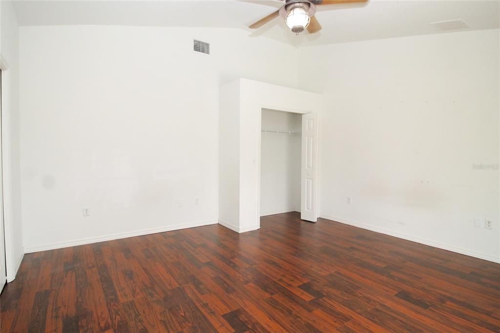 合同活跃: $499,900 (3 贝兹, 2 浴室, 1350 平方英尺)