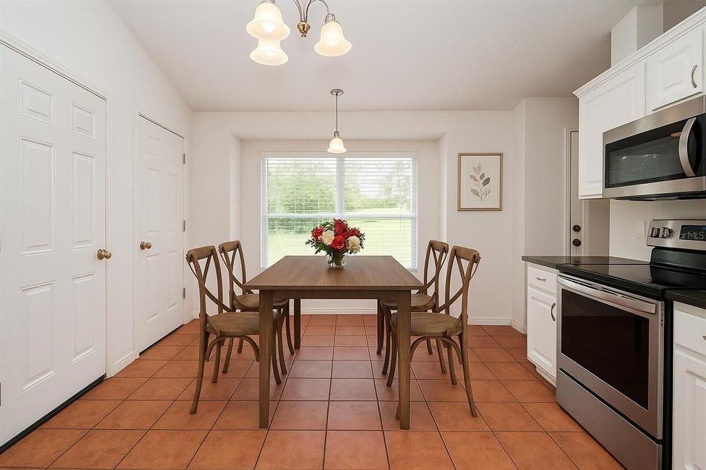 合同活跃: $499,900 (3 贝兹, 2 浴室, 1350 平方英尺)