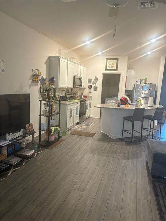 待售: $245,000 (2 贝兹, 2 浴室, 1574 平方英尺)