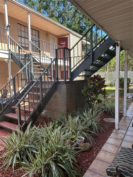 合同活跃: $130,000 (2 贝兹, 1 浴室, 800 平方英尺)