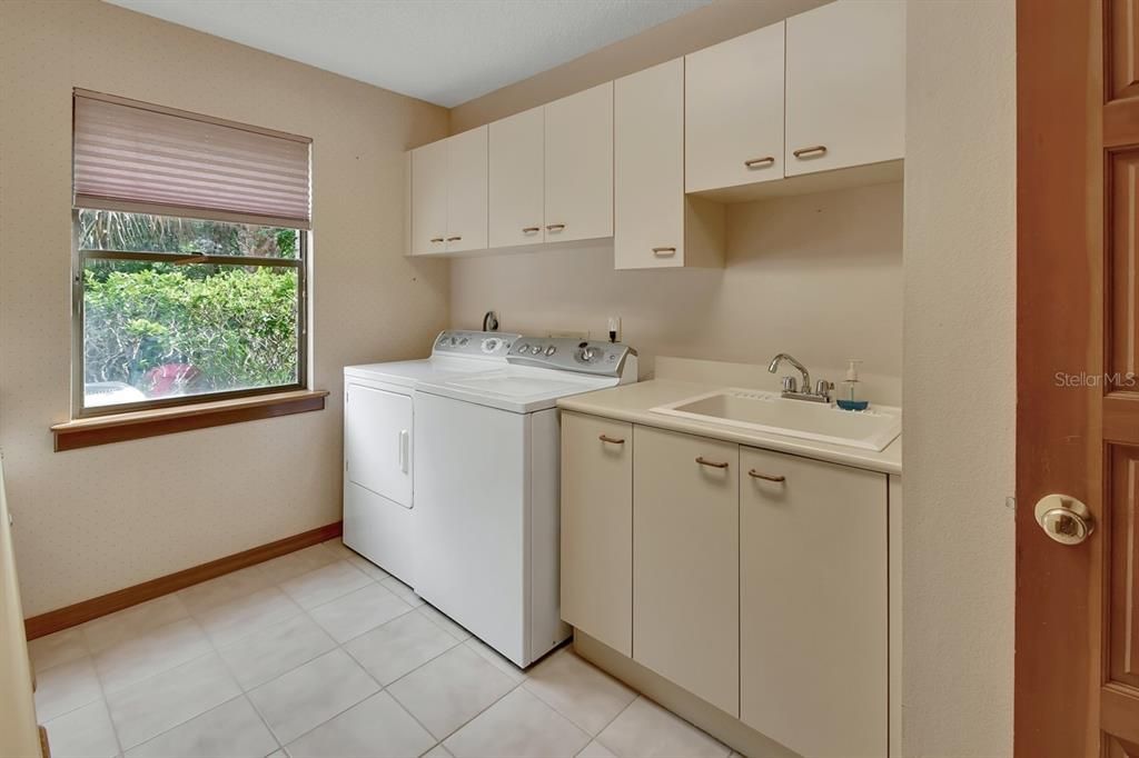 For Sale: $520,000 (4 beds, 2 baths, 2800 Square Feet)