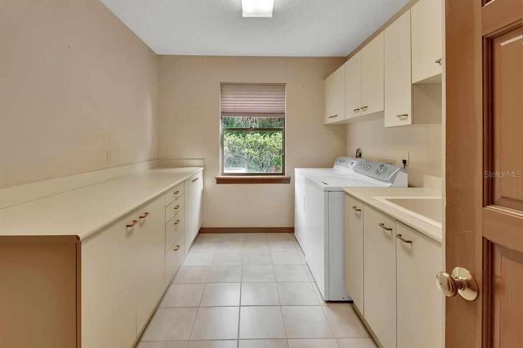 For Sale: $520,000 (4 beds, 2 baths, 2800 Square Feet)