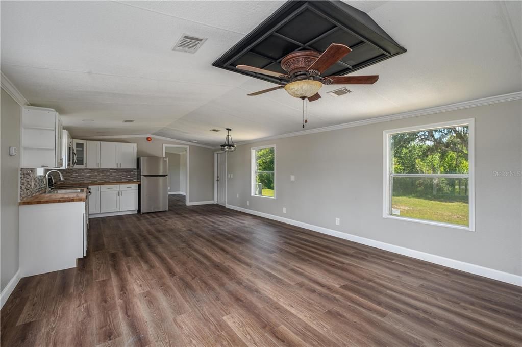 合同活跃: $245,000 (3 贝兹, 2 浴室, 1216 平方英尺)