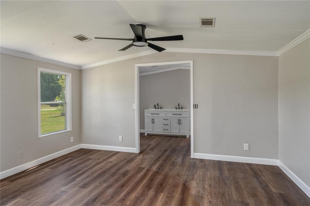 合同活跃: $245,000 (3 贝兹, 2 浴室, 1216 平方英尺)