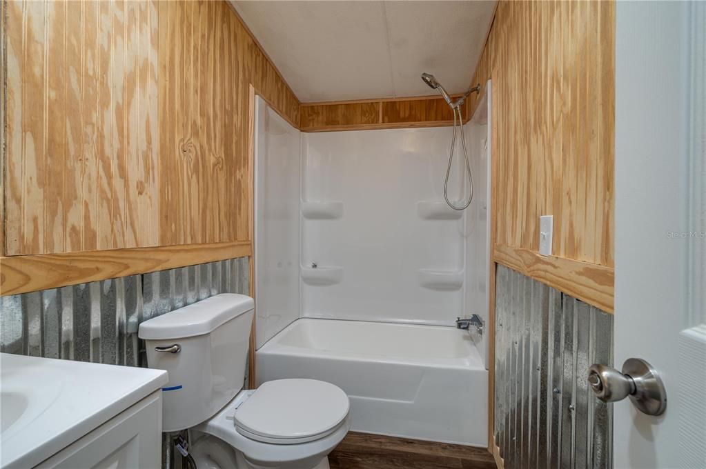 合同活跃: $245,000 (3 贝兹, 2 浴室, 1216 平方英尺)