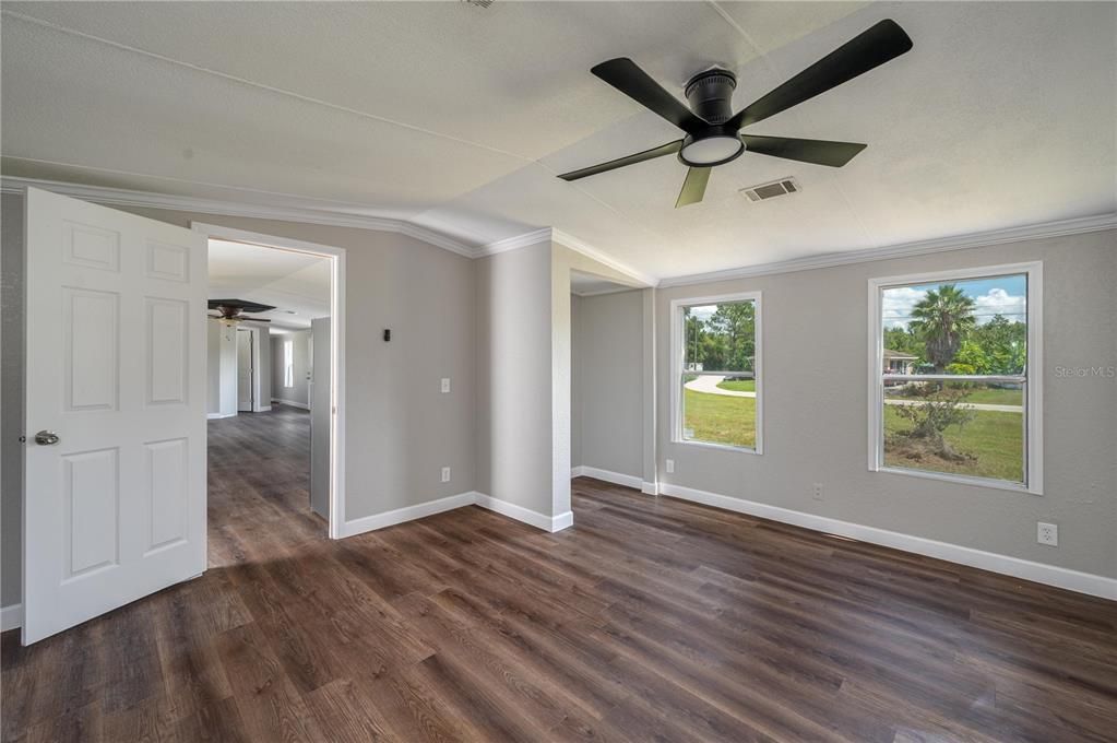 合同活跃: $245,000 (3 贝兹, 2 浴室, 1216 平方英尺)