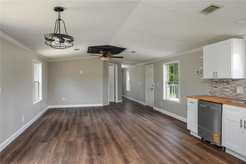 合同活跃: $245,000 (3 贝兹, 2 浴室, 1216 平方英尺)