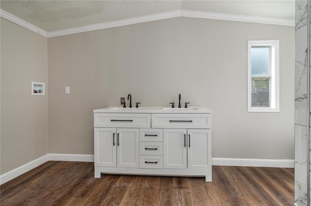 合同活跃: $245,000 (3 贝兹, 2 浴室, 1216 平方英尺)