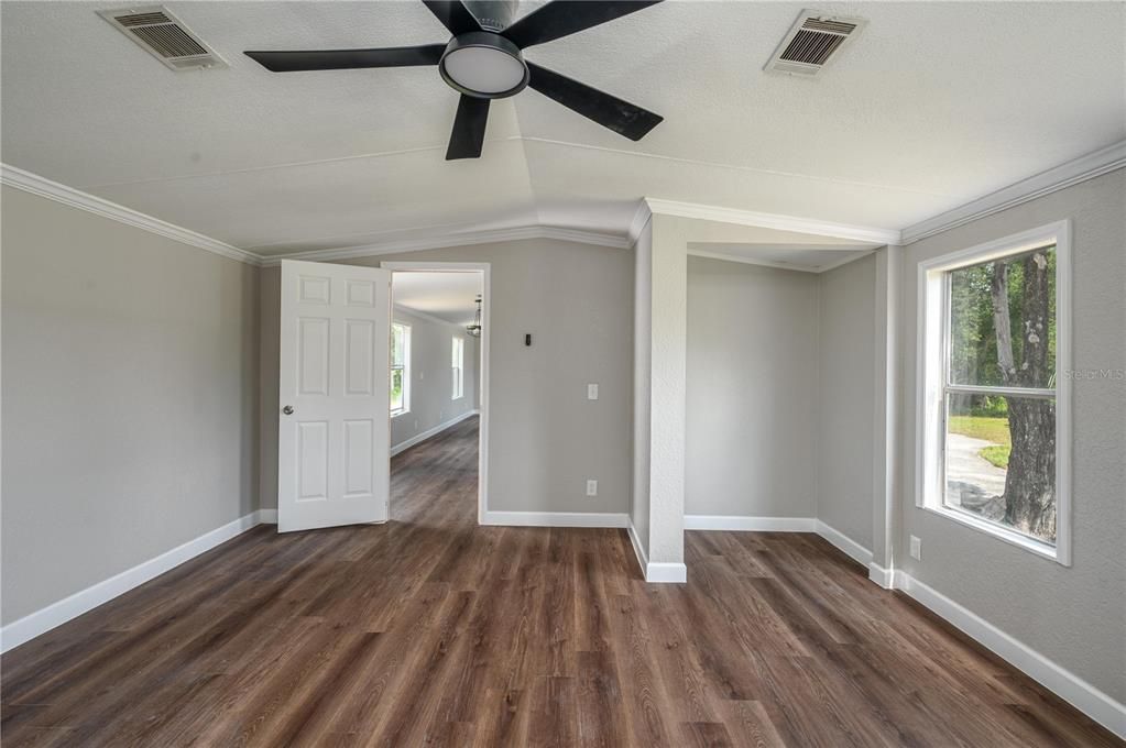 合同活跃: $245,000 (3 贝兹, 2 浴室, 1216 平方英尺)