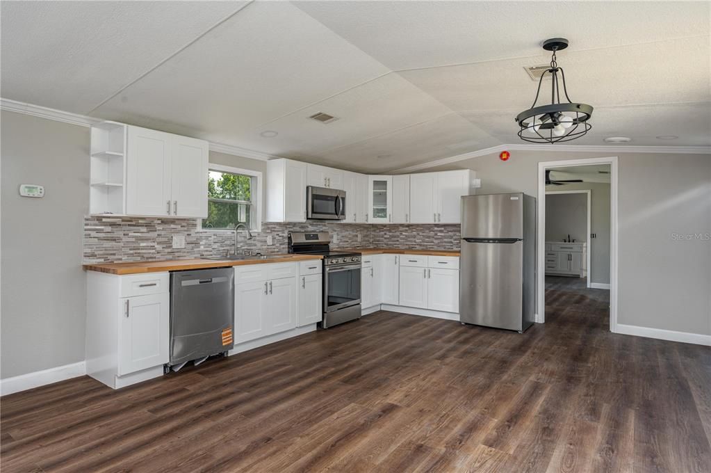 合同活跃: $245,000 (3 贝兹, 2 浴室, 1216 平方英尺)