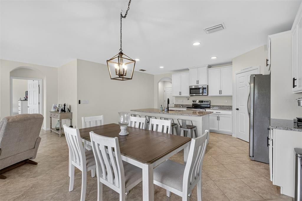 合同活跃: $389,900 (4 贝兹, 2 浴室, 1828 平方英尺)