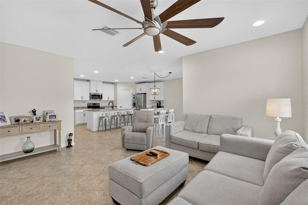 合同活跃: $389,900 (4 贝兹, 2 浴室, 1828 平方英尺)