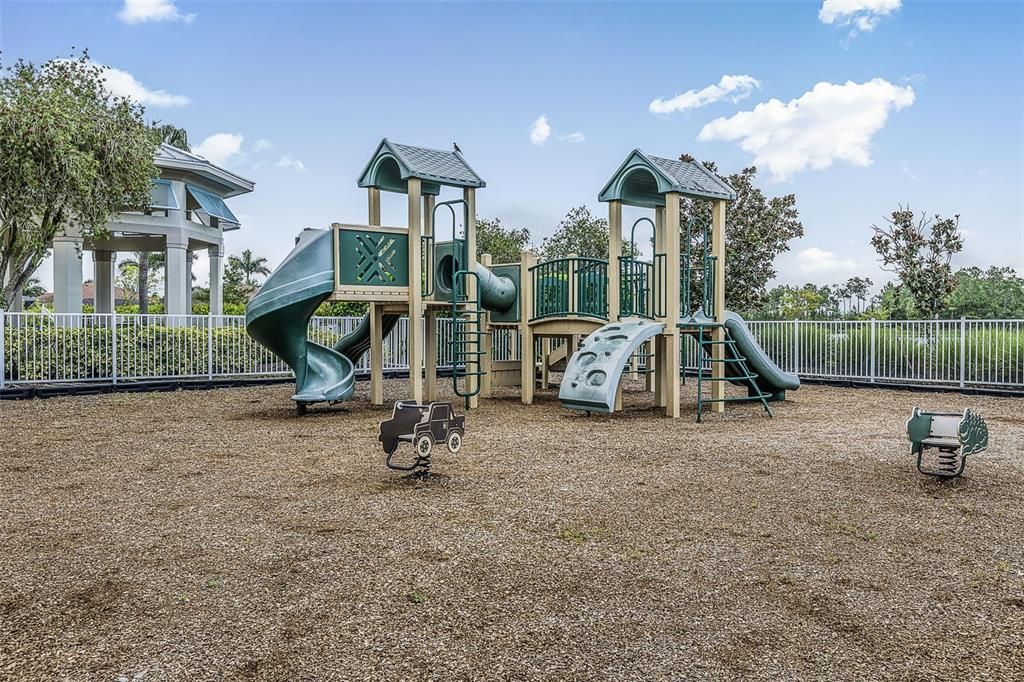 合同活跃: $389,900 (4 贝兹, 2 浴室, 1828 平方英尺)