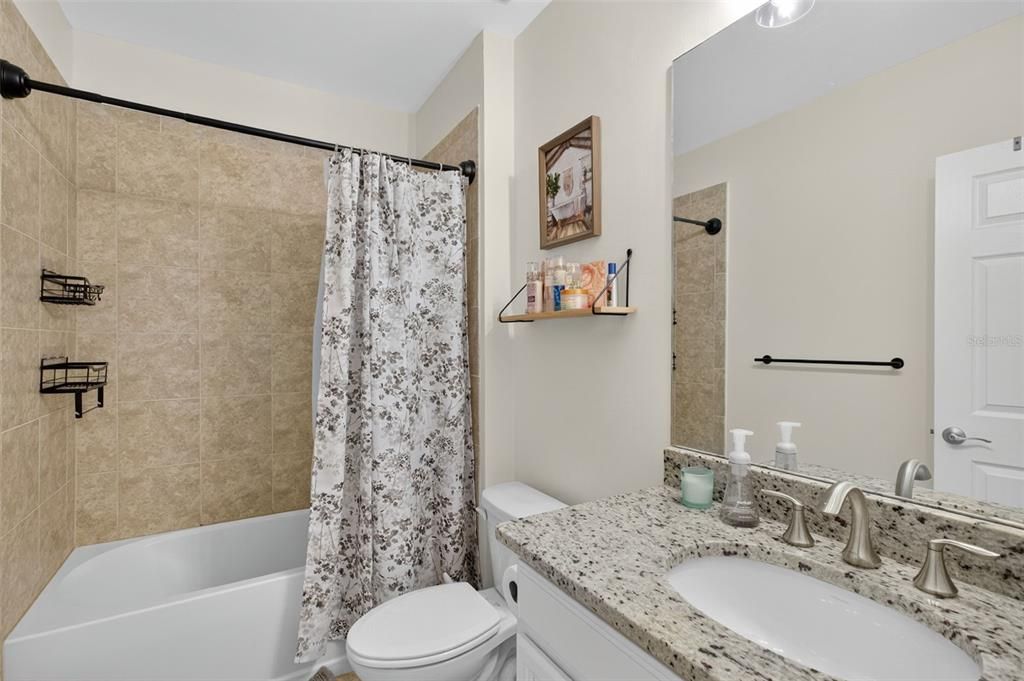 合同活跃: $389,900 (4 贝兹, 2 浴室, 1828 平方英尺)