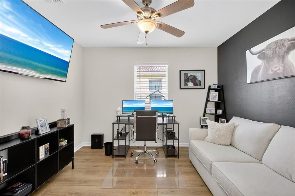 合同活跃: $389,900 (4 贝兹, 2 浴室, 1828 平方英尺)