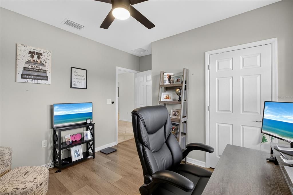 合同活跃: $389,900 (4 贝兹, 2 浴室, 1828 平方英尺)