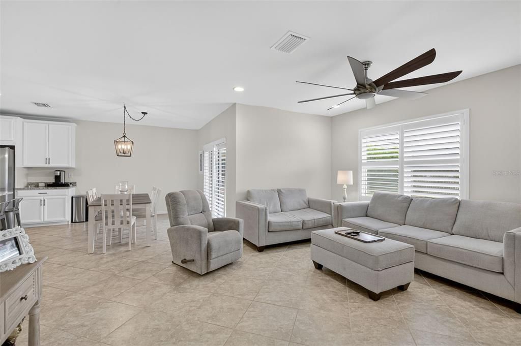 合同活跃: $389,900 (4 贝兹, 2 浴室, 1828 平方英尺)