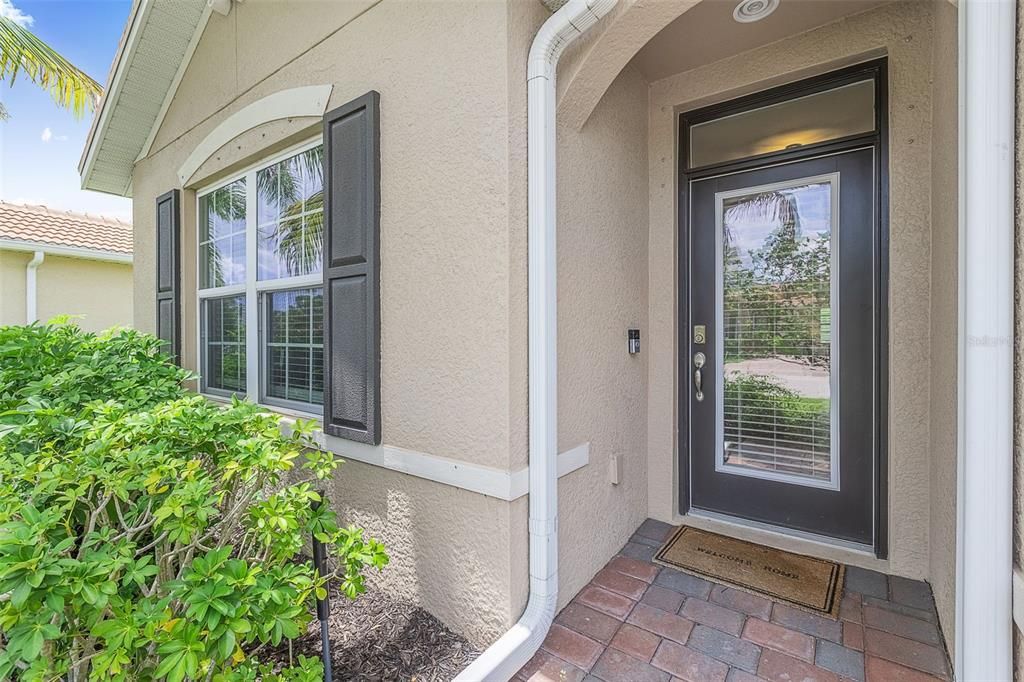 合同活跃: $389,900 (4 贝兹, 2 浴室, 1828 平方英尺)