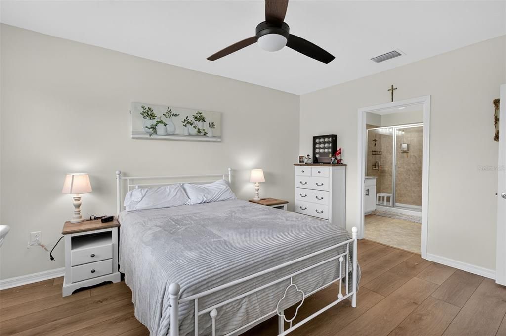 合同活跃: $389,900 (4 贝兹, 2 浴室, 1828 平方英尺)