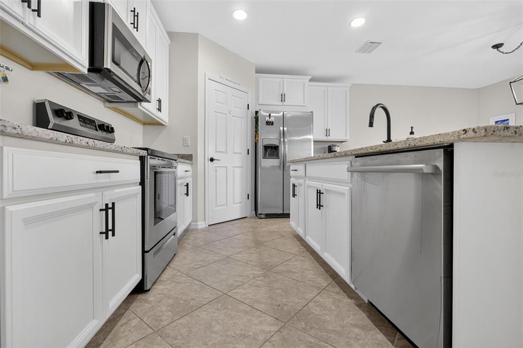 合同活跃: $389,900 (4 贝兹, 2 浴室, 1828 平方英尺)