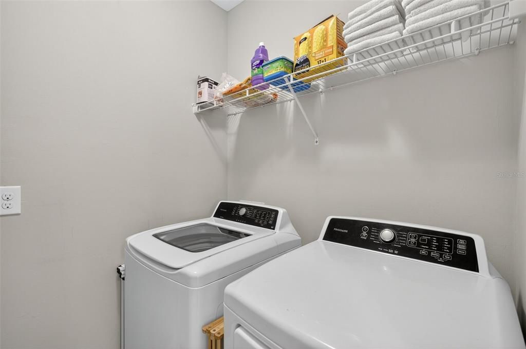 合同活跃: $389,900 (4 贝兹, 2 浴室, 1828 平方英尺)