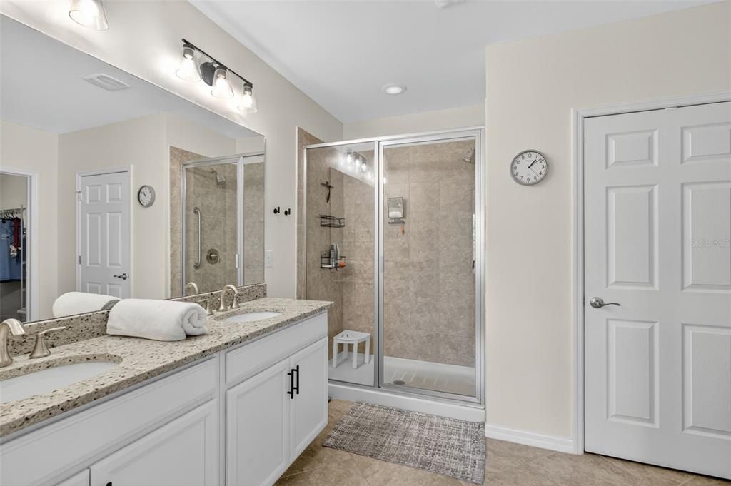 合同活跃: $389,900 (4 贝兹, 2 浴室, 1828 平方英尺)