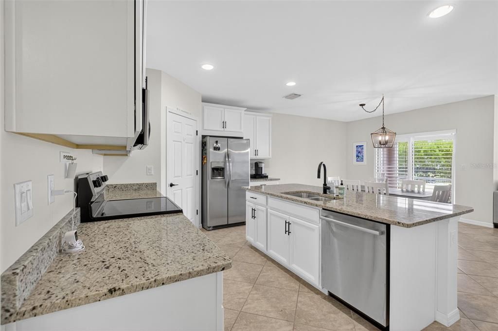 合同活跃: $389,900 (4 贝兹, 2 浴室, 1828 平方英尺)