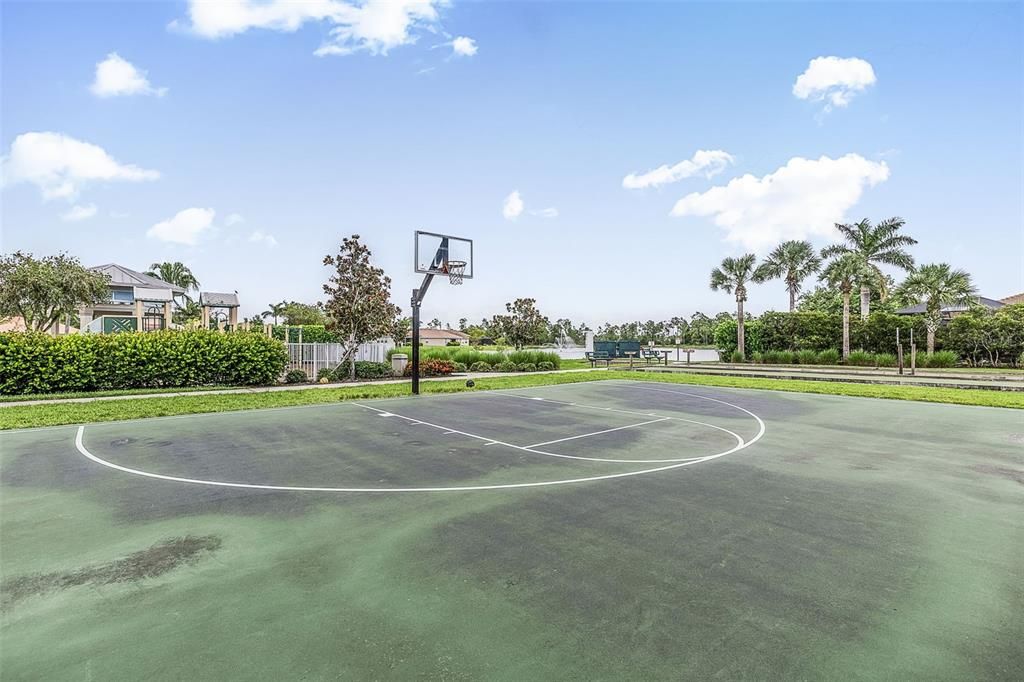 合同活跃: $389,900 (4 贝兹, 2 浴室, 1828 平方英尺)