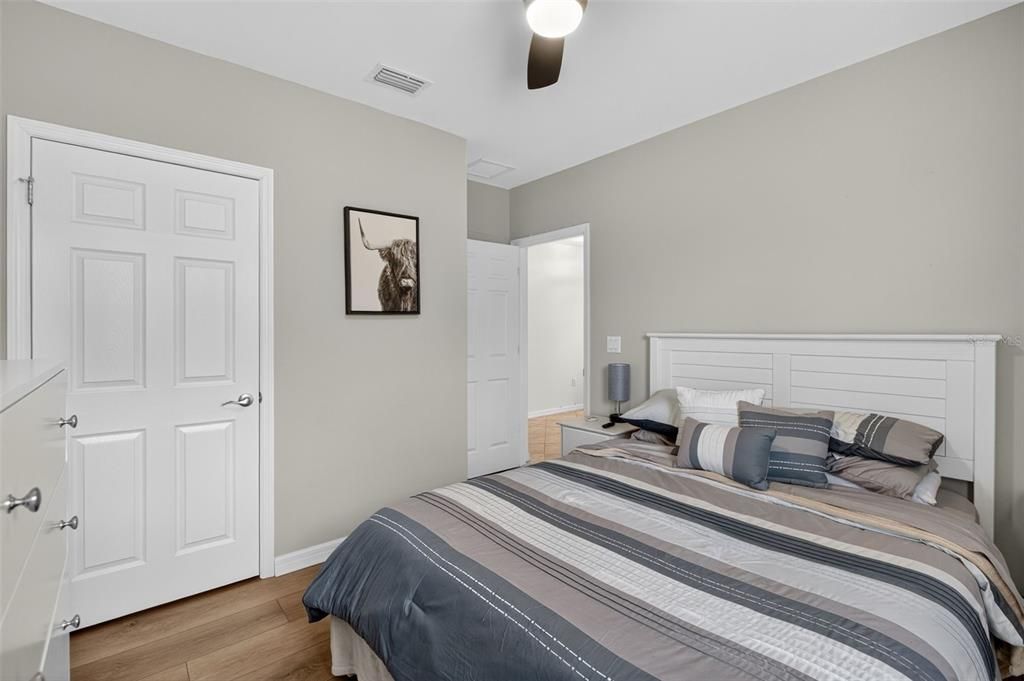 合同活跃: $389,900 (4 贝兹, 2 浴室, 1828 平方英尺)