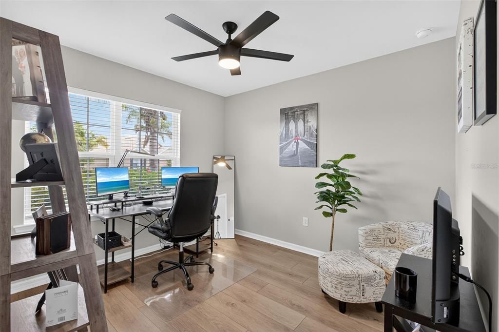 合同活跃: $389,900 (4 贝兹, 2 浴室, 1828 平方英尺)