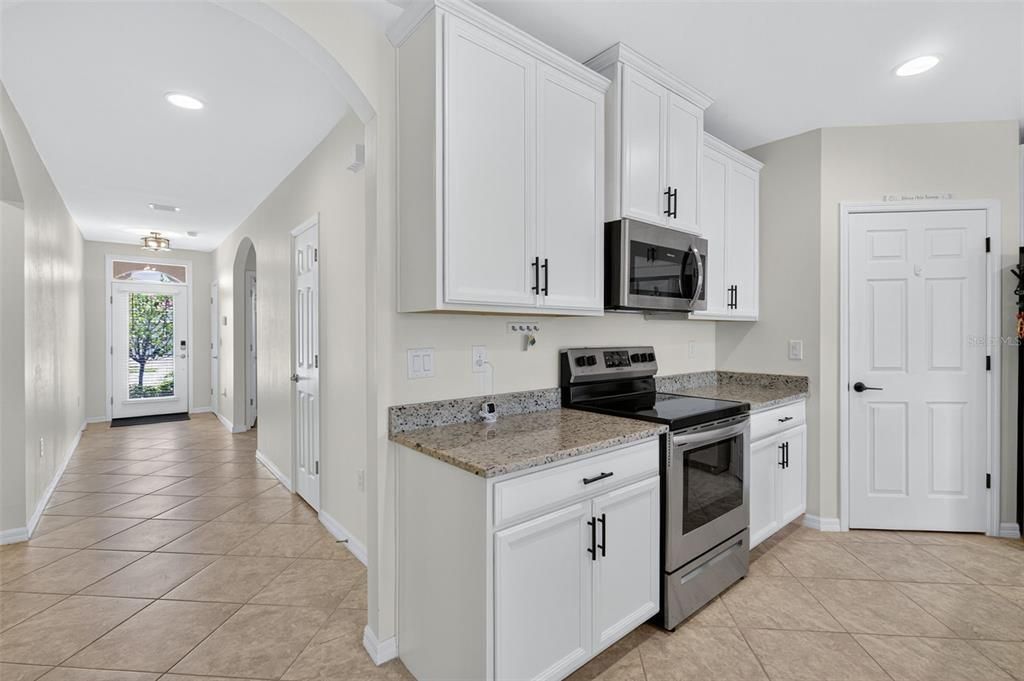 合同活跃: $389,900 (4 贝兹, 2 浴室, 1828 平方英尺)