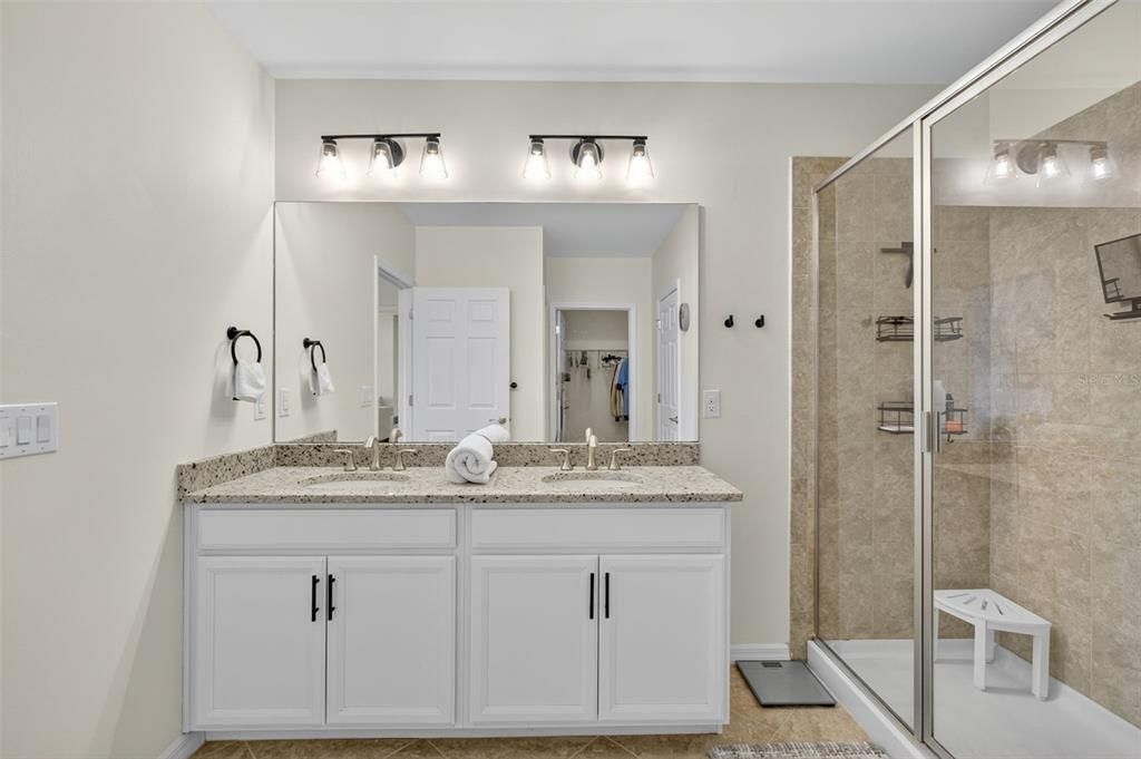 合同活跃: $389,900 (4 贝兹, 2 浴室, 1828 平方英尺)