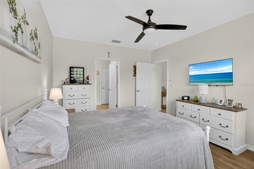 合同活跃: $389,900 (4 贝兹, 2 浴室, 1828 平方英尺)