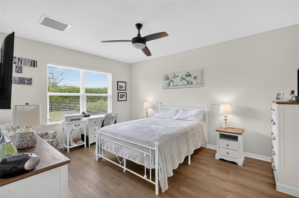 合同活跃: $389,900 (4 贝兹, 2 浴室, 1828 平方英尺)