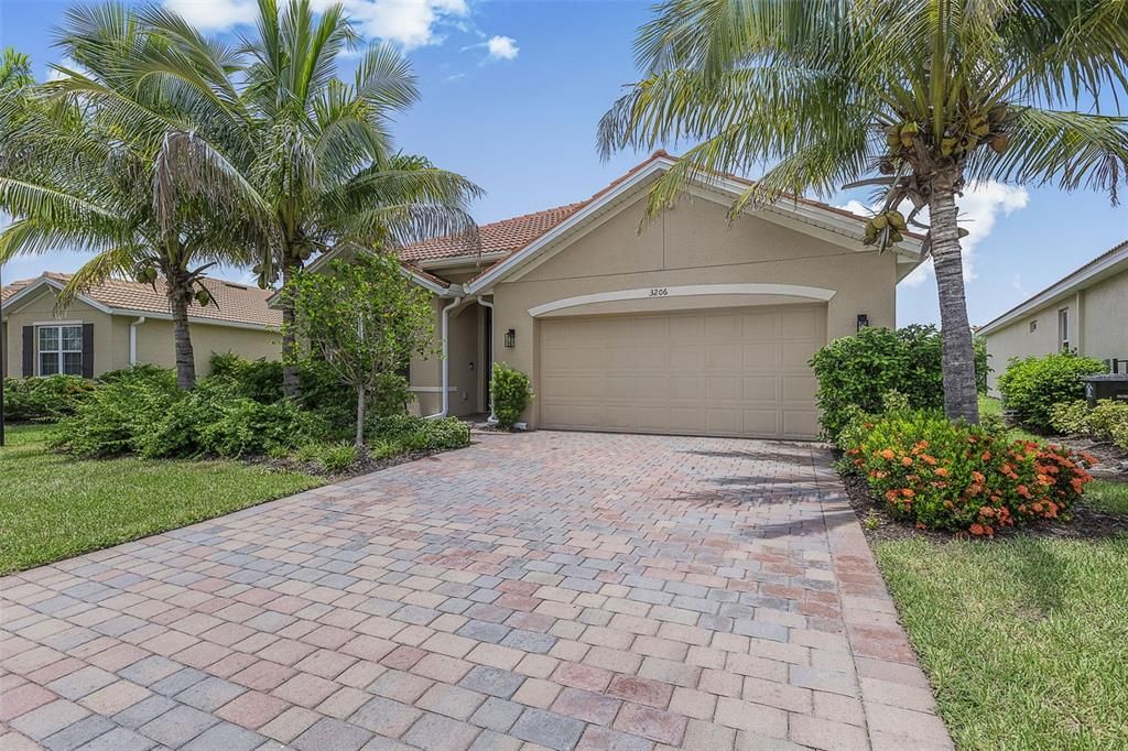 合同活跃: $389,900 (4 贝兹, 2 浴室, 1828 平方英尺)