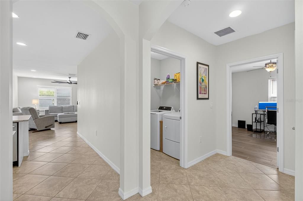 合同活跃: $389,900 (4 贝兹, 2 浴室, 1828 平方英尺)