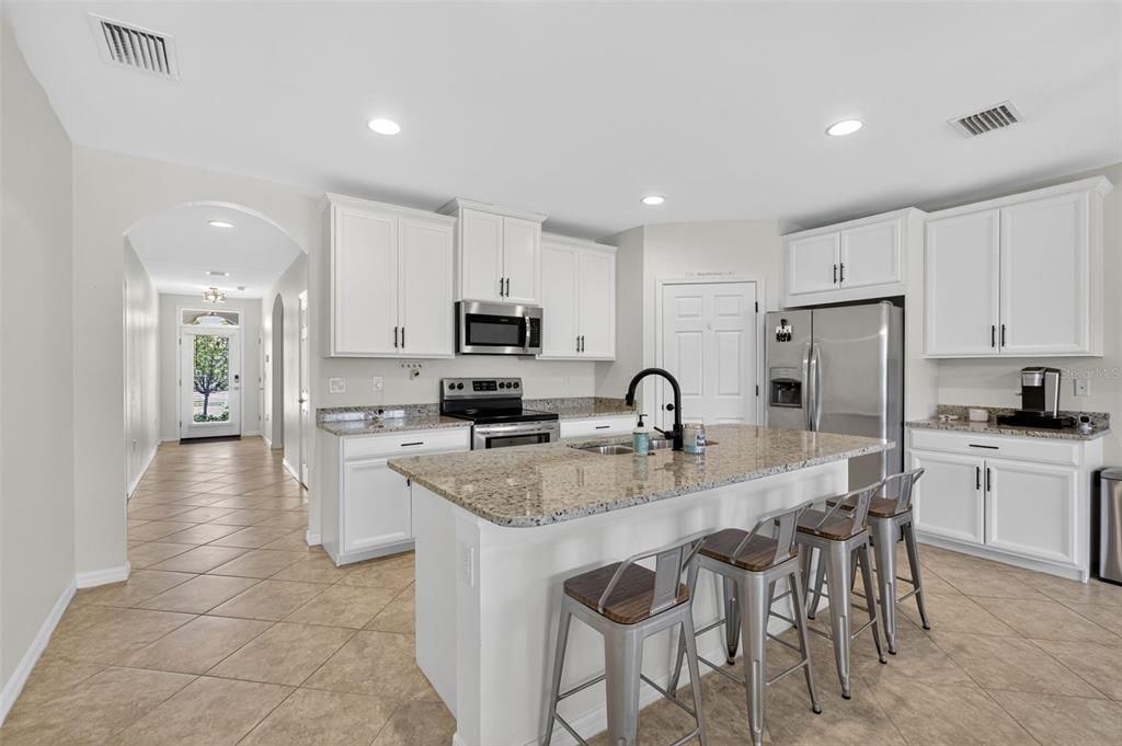 合同活跃: $389,900 (4 贝兹, 2 浴室, 1828 平方英尺)