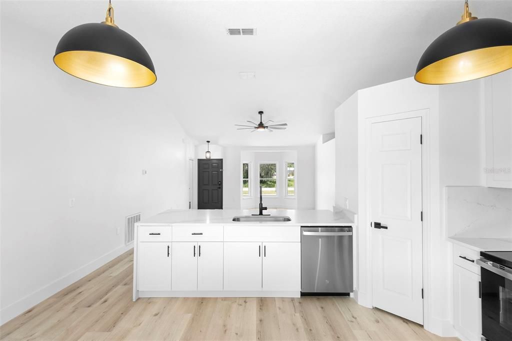 На продажу: $314,500 (3 спален, 2 ванн, 1332 Квадратных фут)