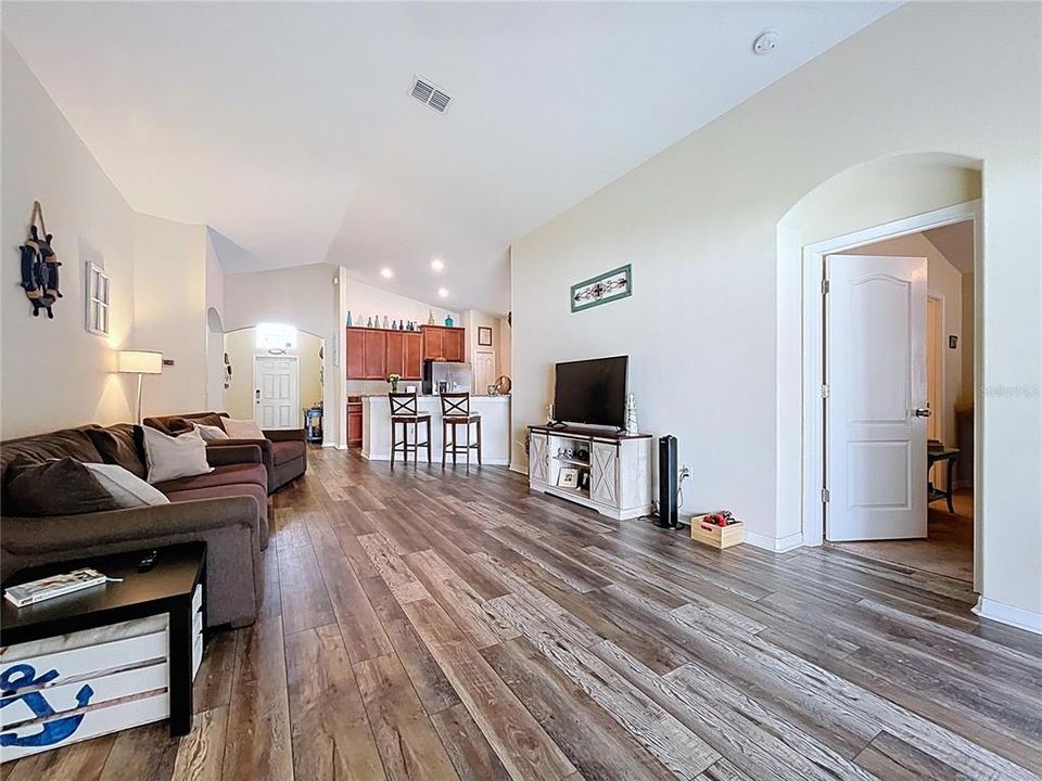 For Sale: $345,000 (4 beds, 3 baths, 1908 Square Feet)