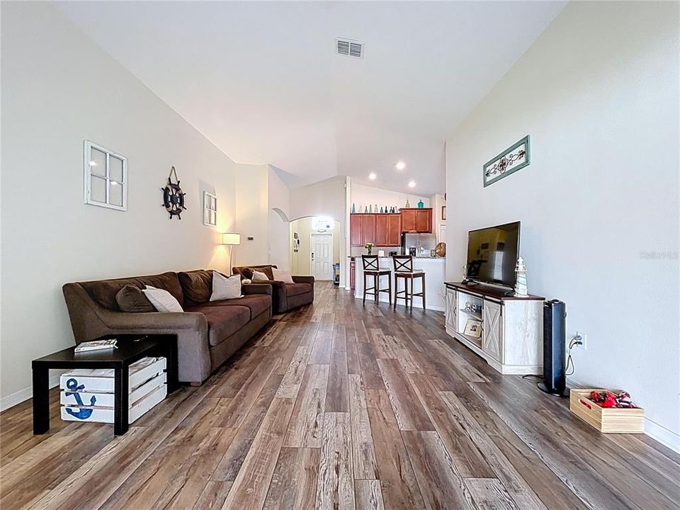 For Sale: $345,000 (4 beds, 3 baths, 1908 Square Feet)