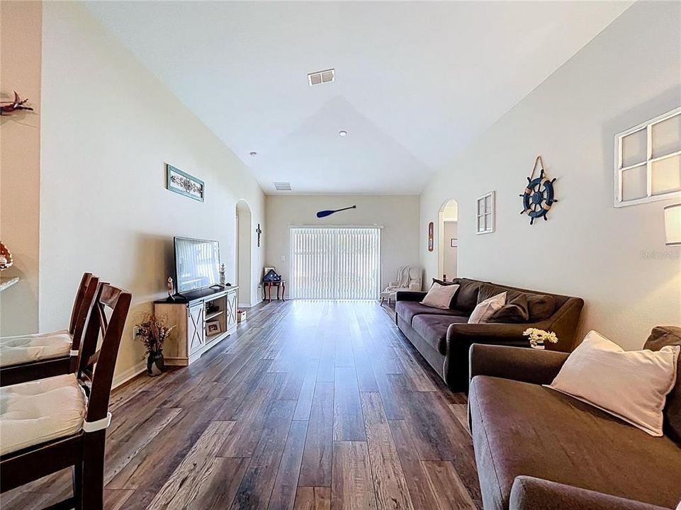 For Sale: $345,000 (4 beds, 3 baths, 1908 Square Feet)