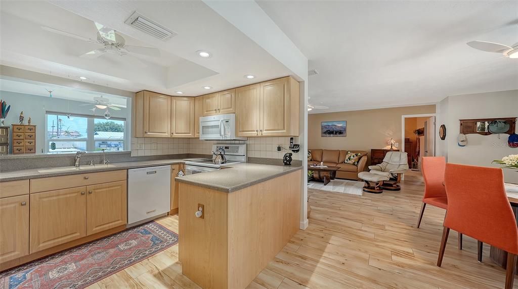 待售: $795,000 (2 贝兹, 2 浴室, 1554 平方英尺)