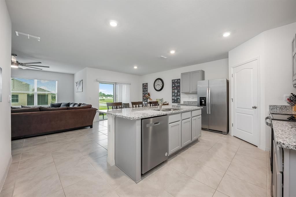 待售: $445,000 (4 贝兹, 2 浴室, 1828 平方英尺)