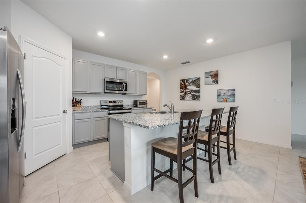 待售: $445,000 (4 贝兹, 2 浴室, 1828 平方英尺)