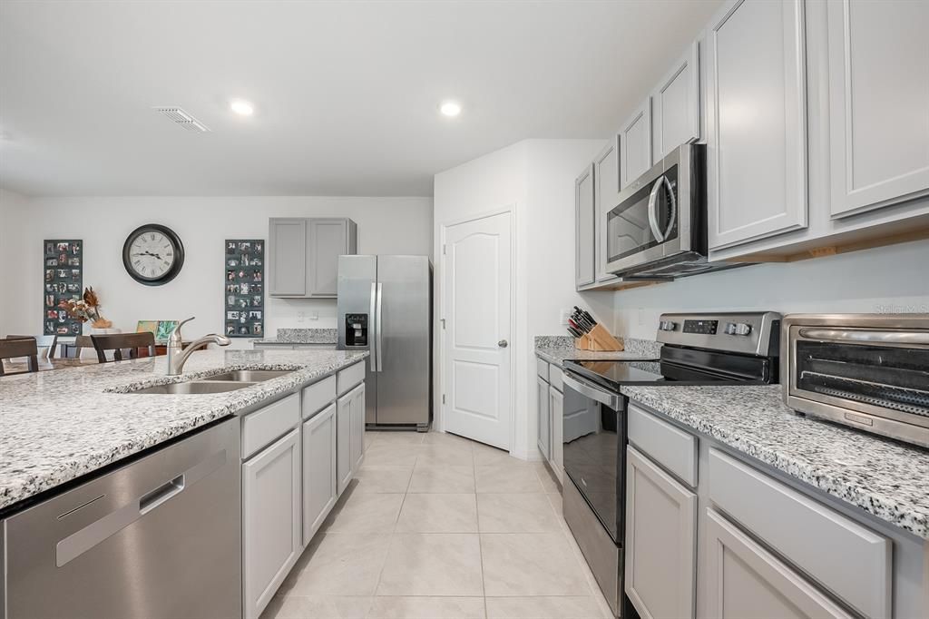 待售: $445,000 (4 贝兹, 2 浴室, 1828 平方英尺)