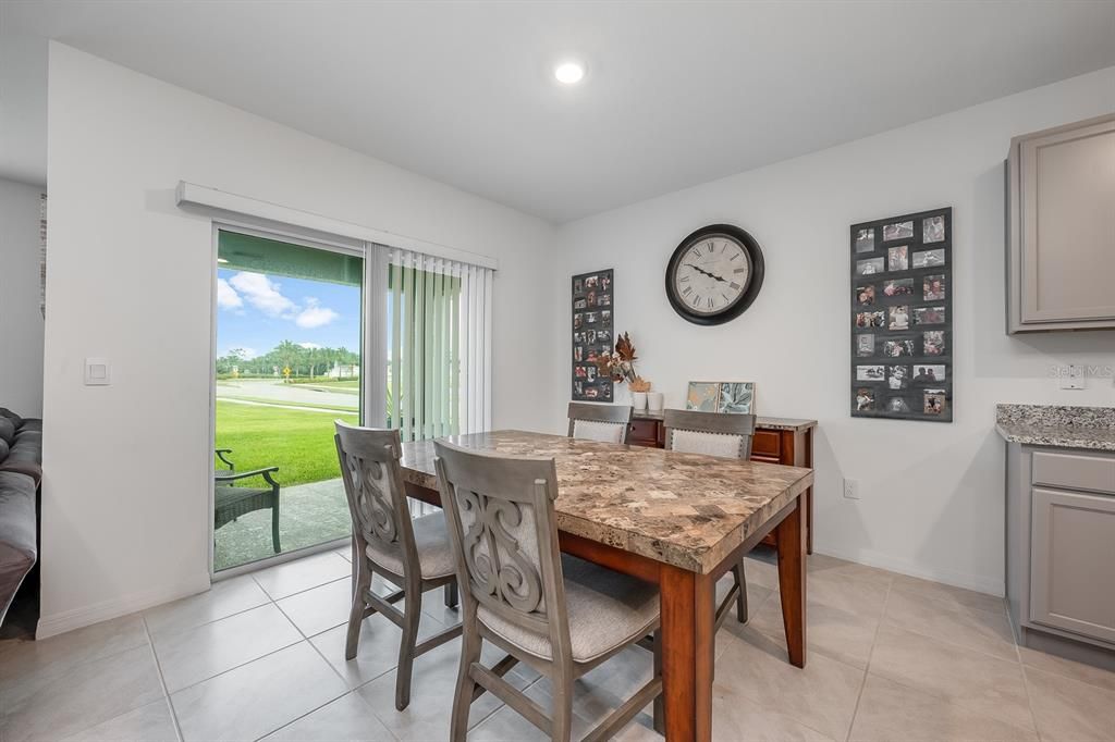 待售: $445,000 (4 贝兹, 2 浴室, 1828 平方英尺)